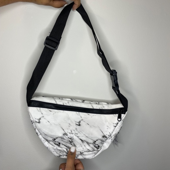 Black and White Fannypack - Picture 2 of 4